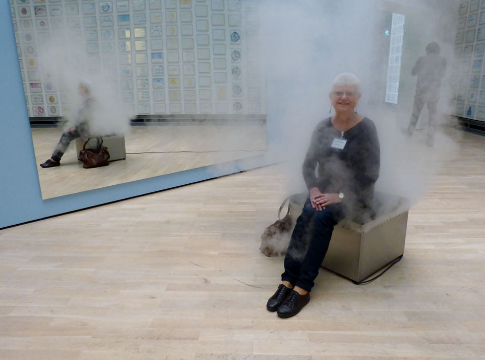 Urszula Usakowska-Wolff auf der Smoking Bench von Jeppe Hein. Kunstmuseum Wolfsburg, 2015. Foto © Isabelle Spicer